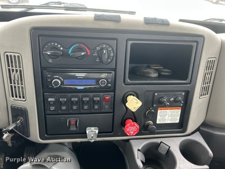 image for item ET6562 2012 International 4400 bucket truck