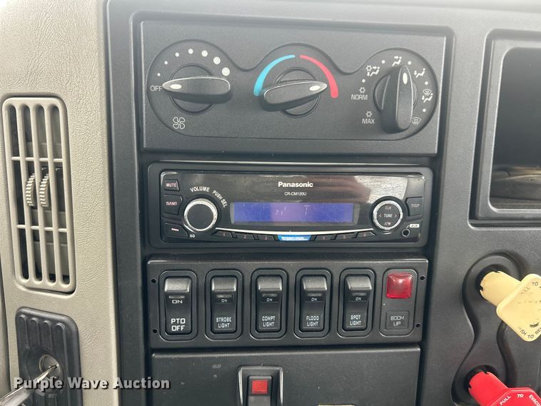 image for item ET6562 2012 International 4400 bucket truck