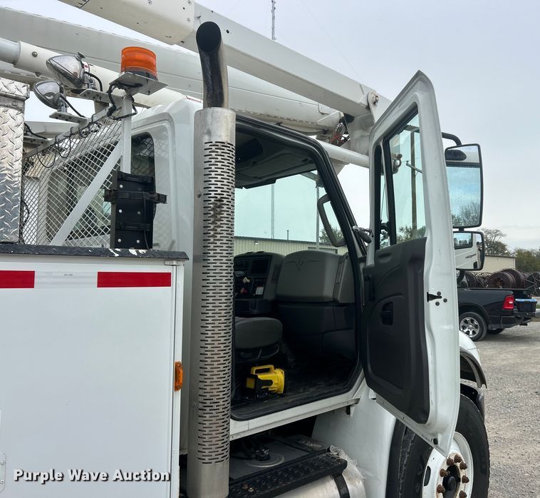 image for item ET6562 2012 International 4400 bucket truck