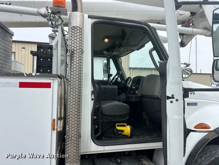 image for item ET6562 2012 International 4400 bucket truck