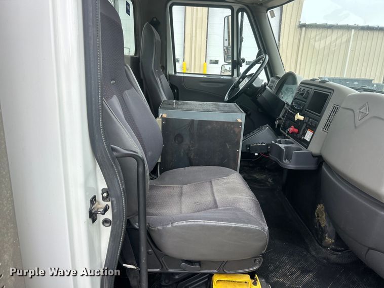 image for item ET6562 2012 International 4400 bucket truck