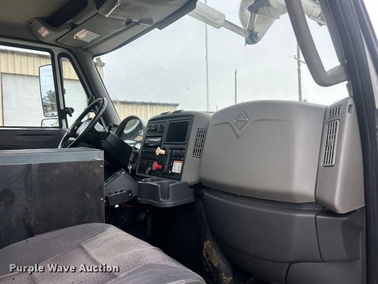 image for item ET6562 2012 International 4400 bucket truck