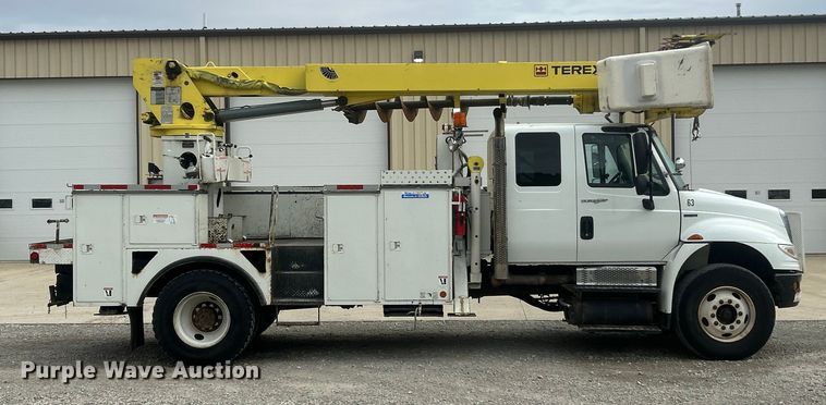 image for item ET6563 2010 International 4400 Ext. Cab digger derrick truck  