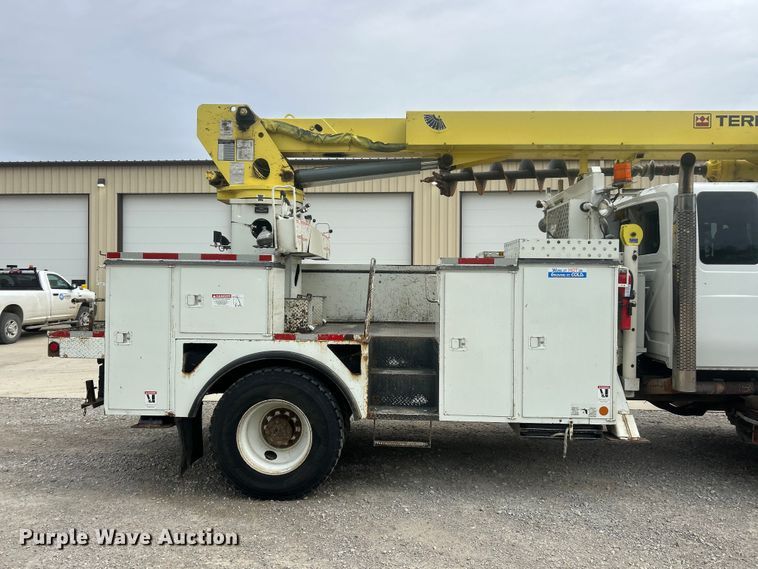 image for item ET6563 2010 International 4400 Ext. Cab digger derrick truck  