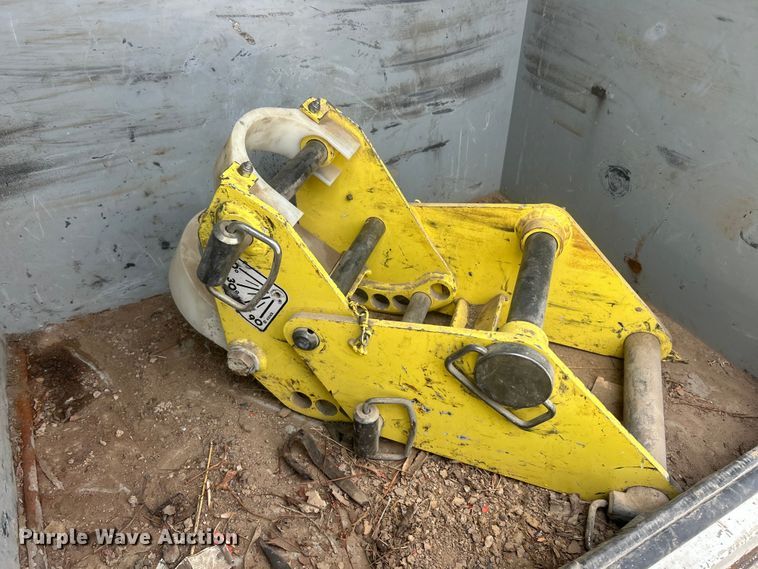 image for item ET6563 2010 International 4400 Ext. Cab digger derrick truck  