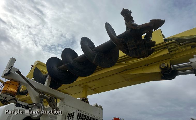 image for item ET6563 2010 International 4400 Ext. Cab digger derrick truck  