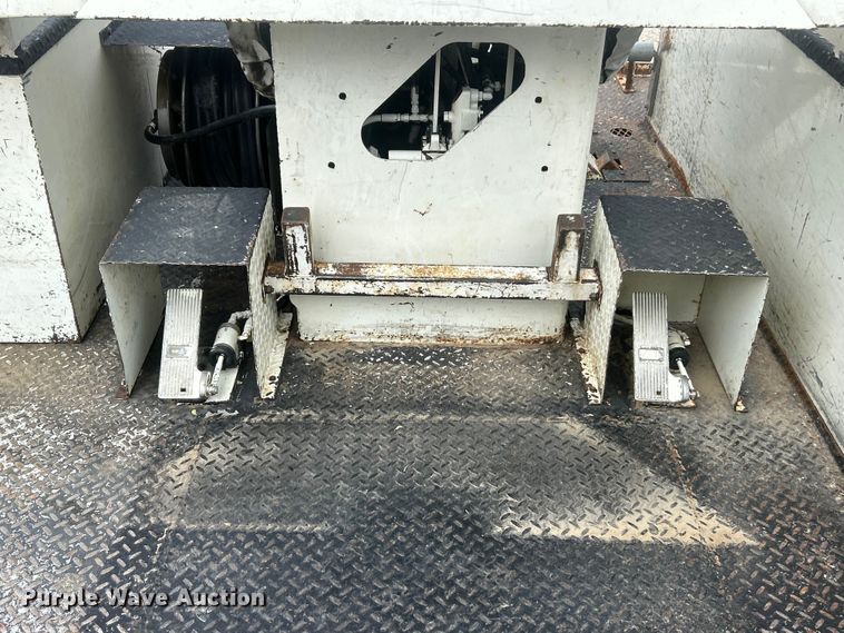 image for item ET6563 2010 International 4400 Ext. Cab digger derrick truck  