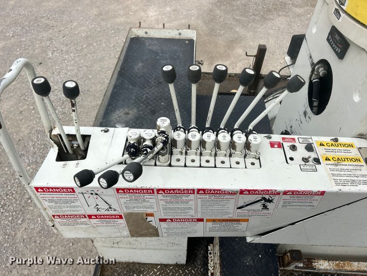 image for item ET6563 2010 International 4400 Ext. Cab digger derrick truck  