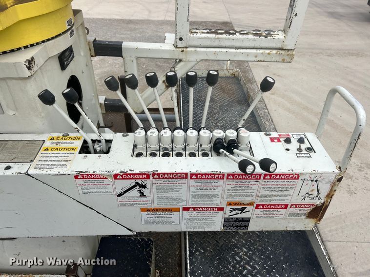 image for item ET6563 2010 International 4400 Ext. Cab digger derrick truck  