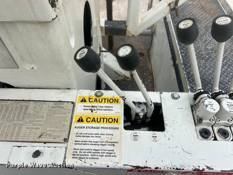 image for item ET6563 2010 International 4400 Ext. Cab digger derrick truck  