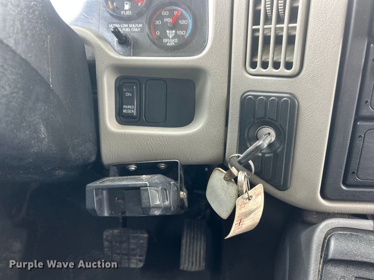 image for item ET6563 2010 International 4400 Ext. Cab digger derrick truck  