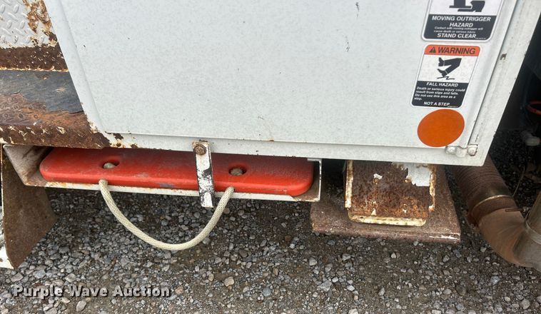 image for item ET6564 2010 International 4300 bucket truck