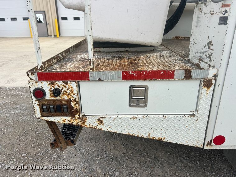 image for item ET6564 2010 International 4300 bucket truck