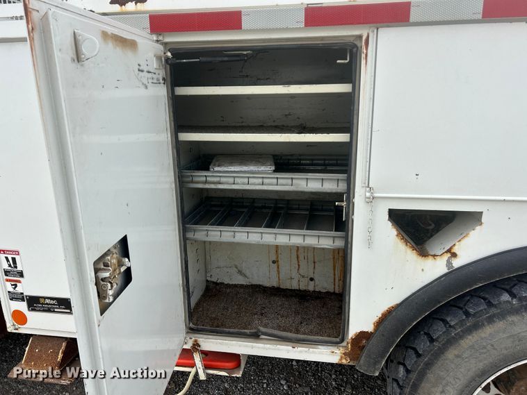 image for item ET6564 2010 International 4300 bucket truck