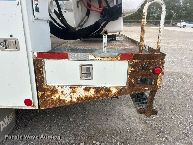 image for item ET6564 2010 International 4300 bucket truck