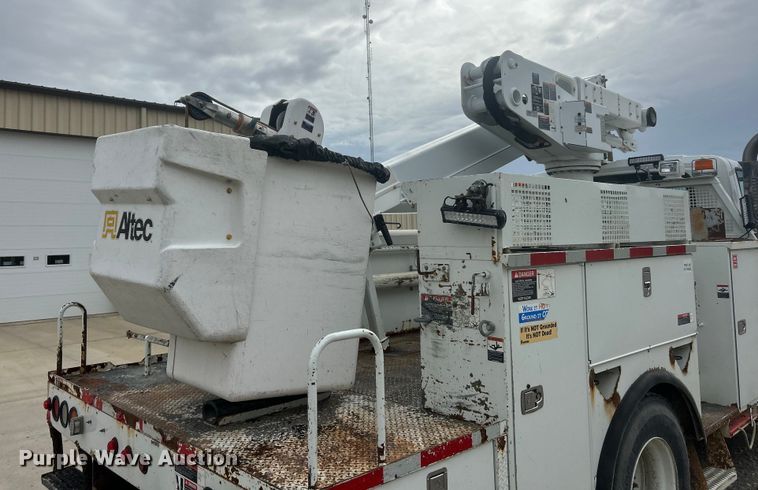 image for item ET6564 2010 International 4300 bucket truck