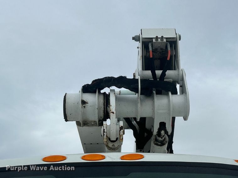 image for item ET6564 2010 International 4300 bucket truck