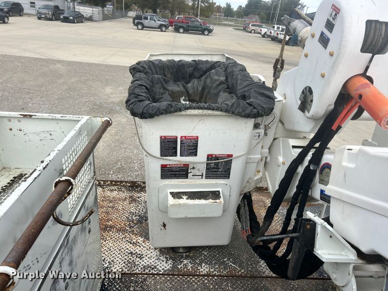 image for item ET6564 2010 International 4300 bucket truck