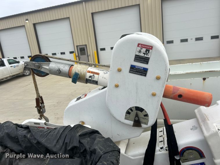 image for item ET6564 2010 International 4300 bucket truck