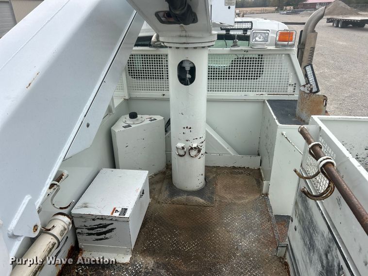 image for item ET6564 2010 International 4300 bucket truck