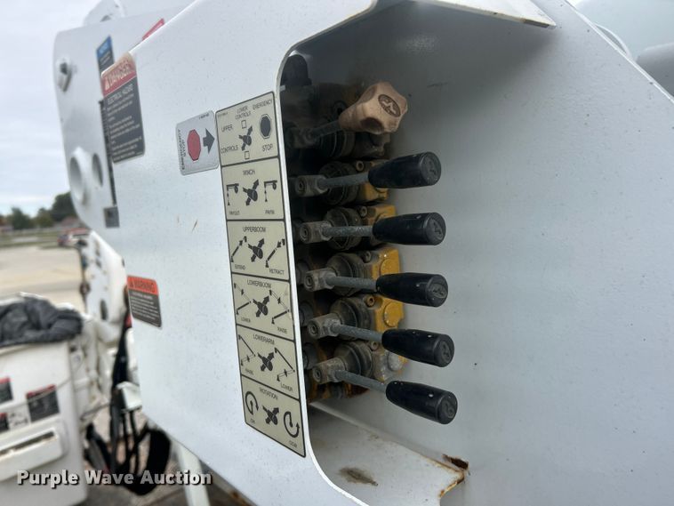 image for item ET6564 2010 International 4300 bucket truck