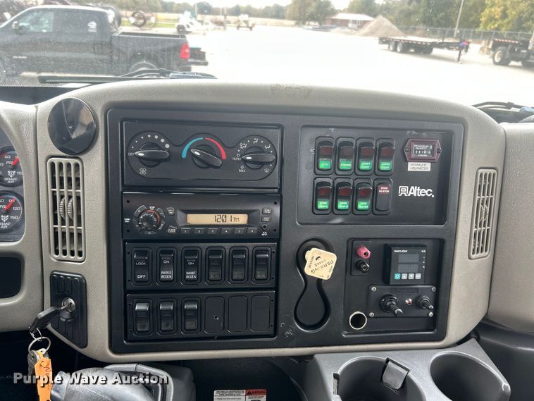 image for item ET6564 2010 International 4300 bucket truck