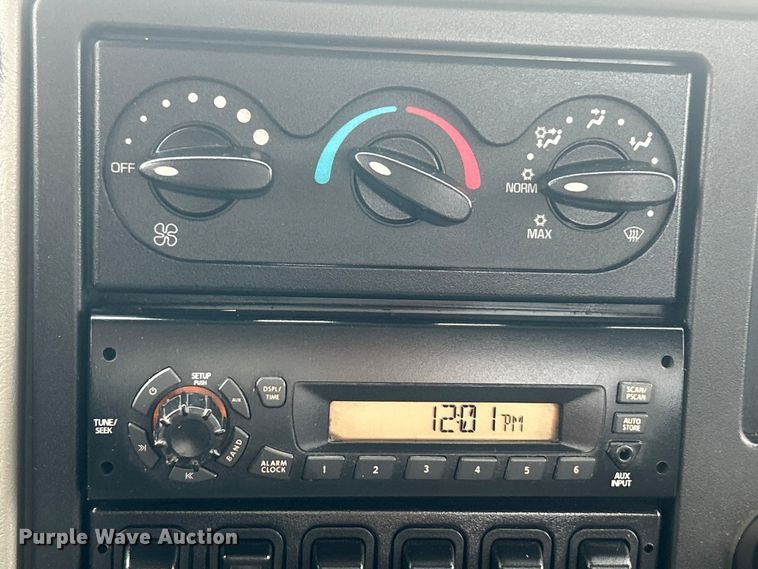 image for item ET6564 2010 International 4300 bucket truck