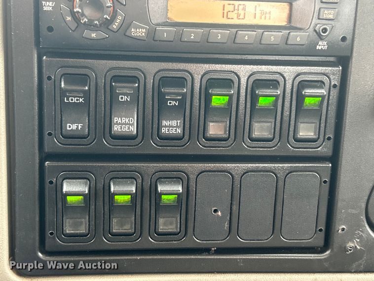 image for item ET6564 2010 International 4300 bucket truck