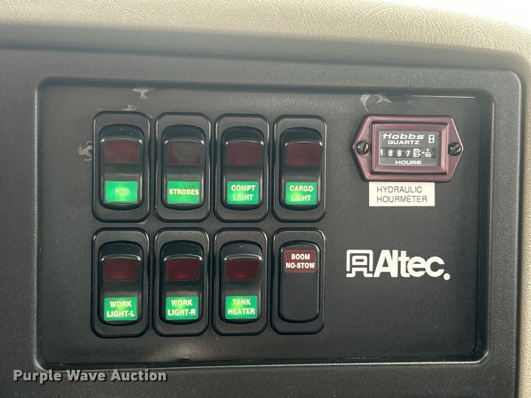 image for item ET6564 2010 International 4300 bucket truck