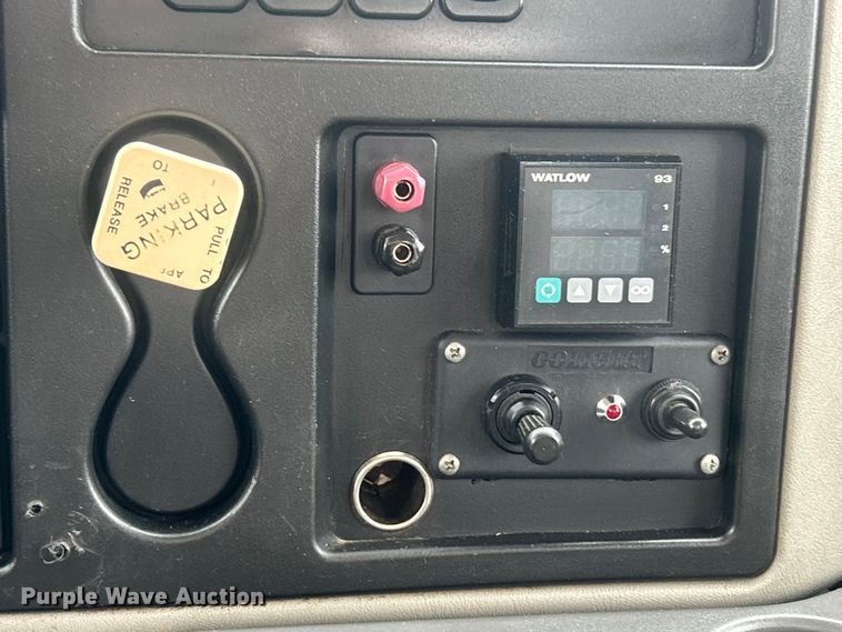 image for item ET6564 2010 International 4300 bucket truck