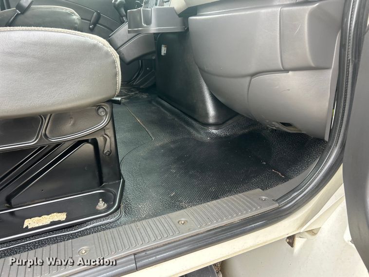 image for item ET6564 2010 International 4300 bucket truck