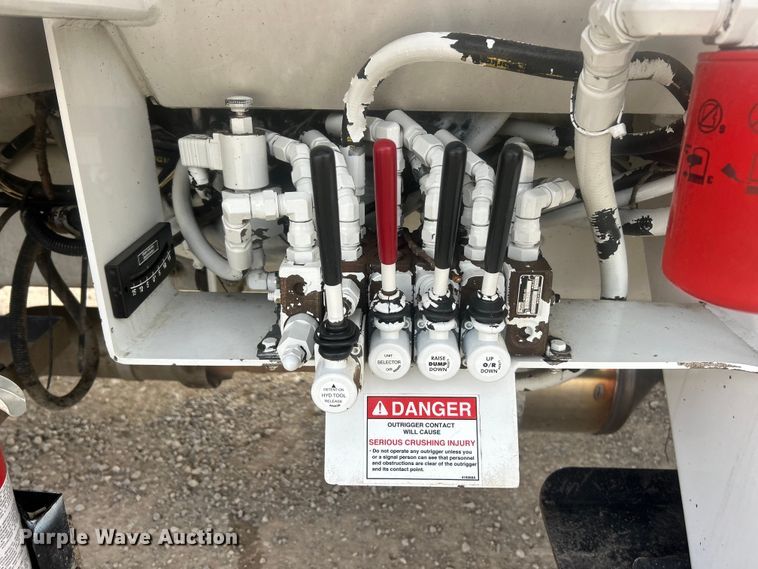 image for item ET6565 2014 International 4400 forestry bucket truck