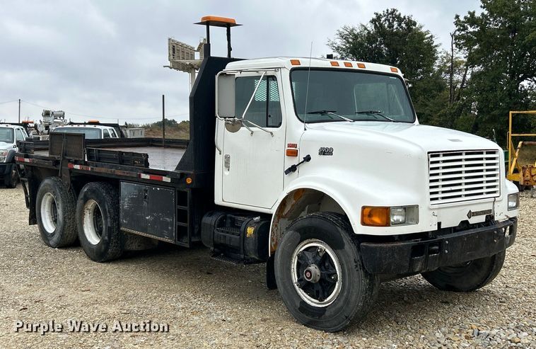 image for item ET6575 1995 International 4900 flatbed truck