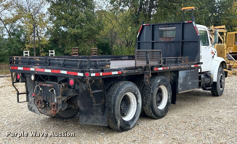 image for item ET6575 1995 International 4900 flatbed truck