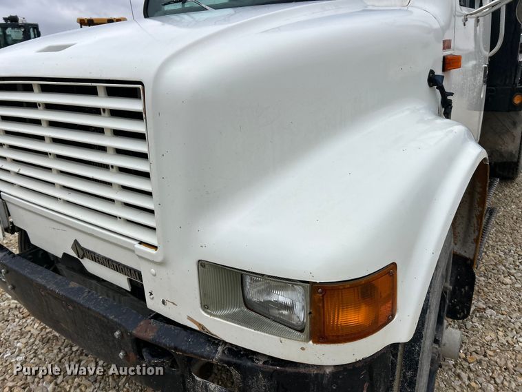 image for item ET6575 1995 International 4900 flatbed truck