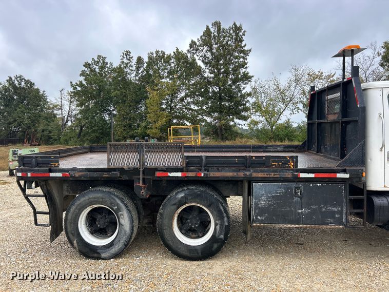 image for item ET6575 1995 International 4900 flatbed truck