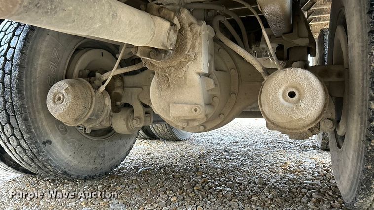 image for item ET6575 1995 International 4900 flatbed truck