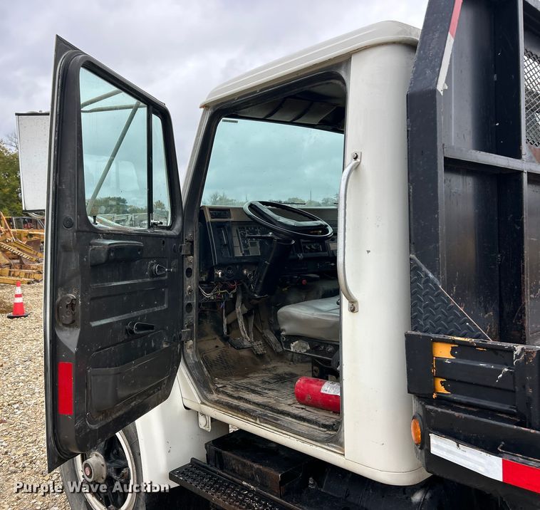 image for item ET6575 1995 International 4900 flatbed truck