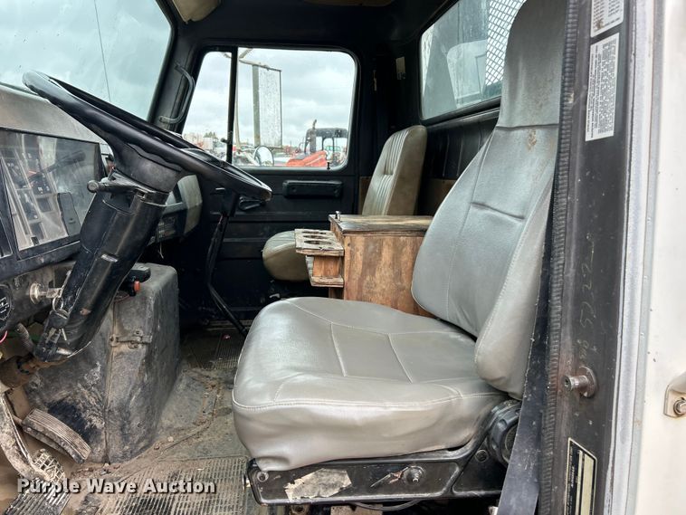 image for item ET6575 1995 International 4900 flatbed truck