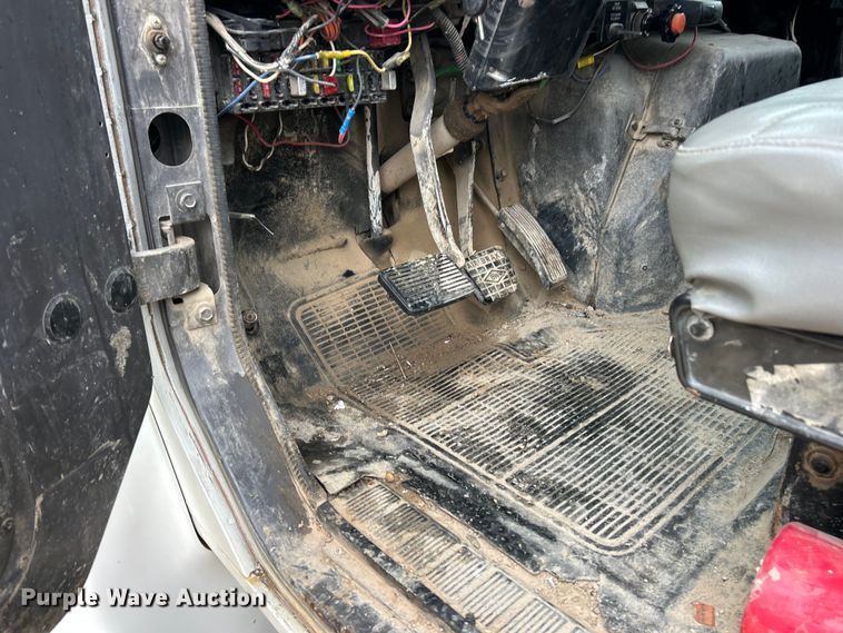 image for item ET6575 1995 International 4900 flatbed truck