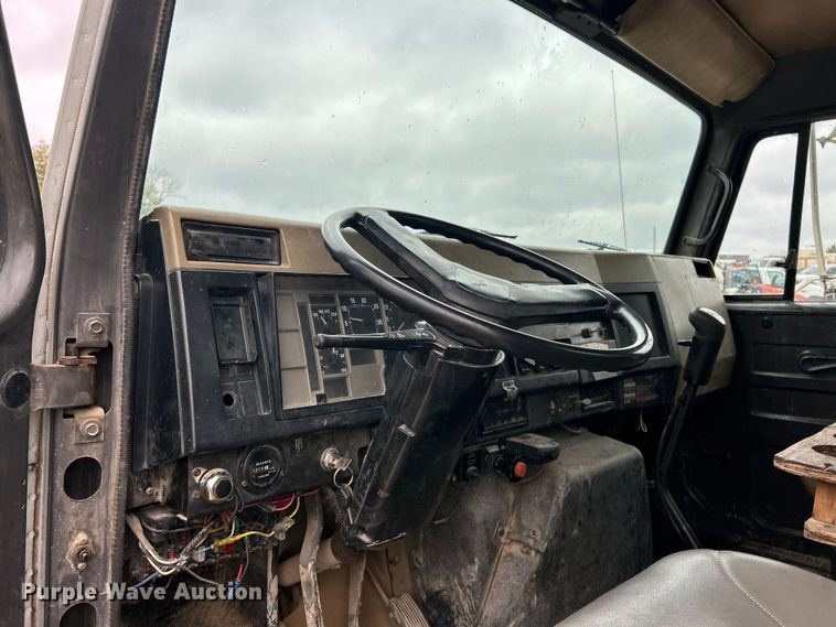 image for item ET6575 1995 International 4900 flatbed truck