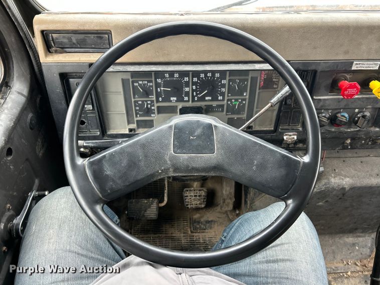 image for item ET6575 1995 International 4900 flatbed truck