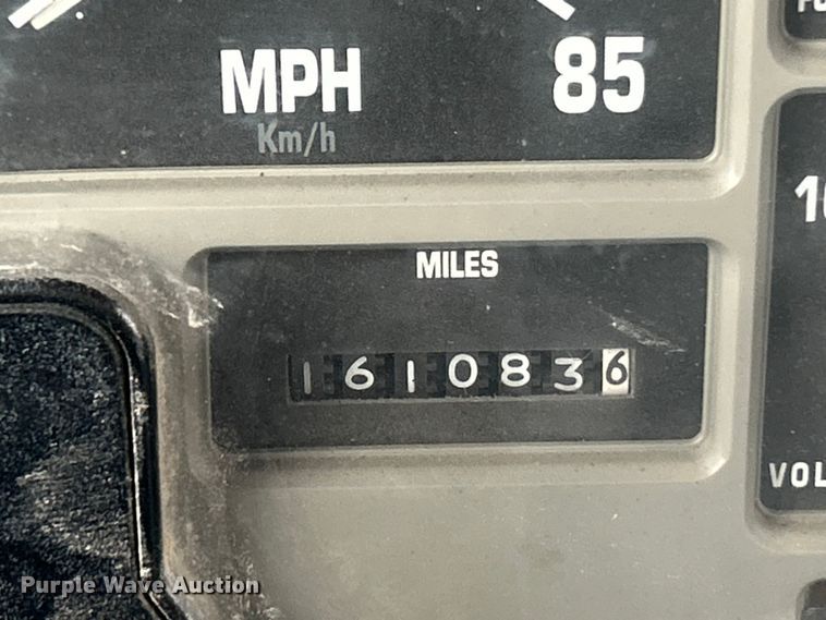 image for item ET6575 1995 International 4900 flatbed truck