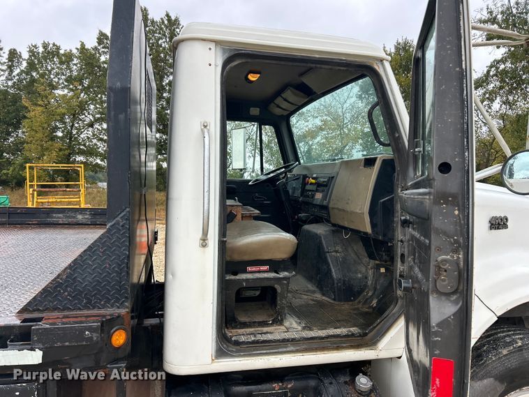 image for item ET6575 1995 International 4900 flatbed truck