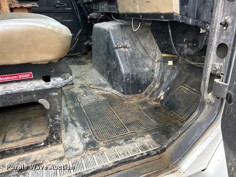 image for item ET6575 1995 International 4900 flatbed truck