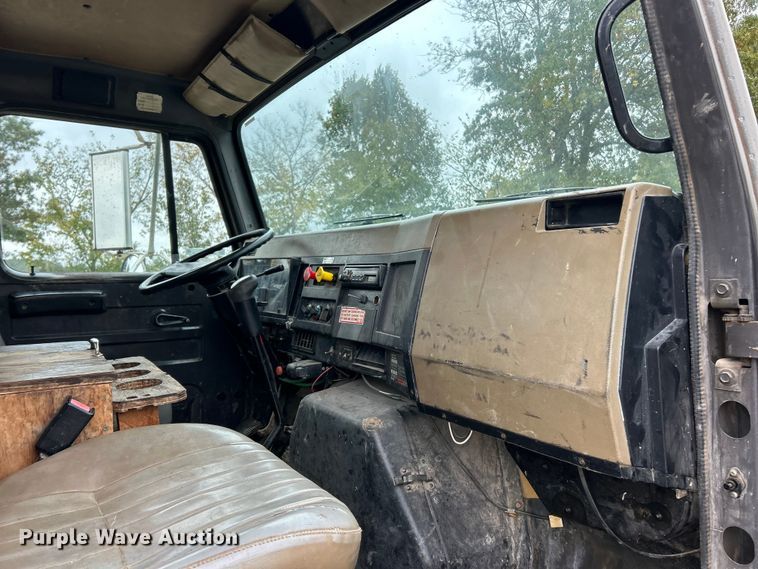 image for item ET6575 1995 International 4900 flatbed truck