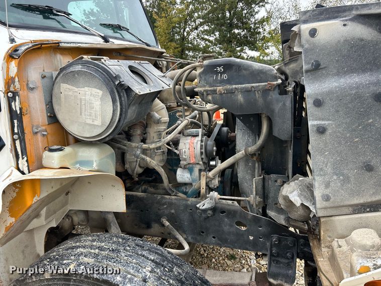 image for item ET6575 1995 International 4900 flatbed truck