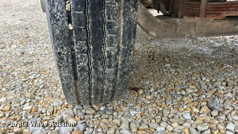 image for item ET6575 1995 International 4900 flatbed truck