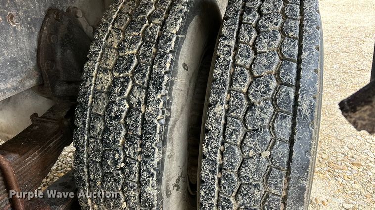 image for item ET6575 1995 International 4900 flatbed truck