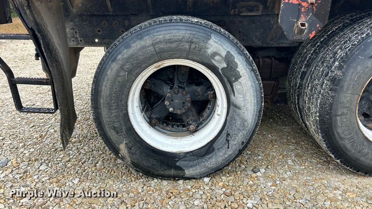 image for item ET6575 1995 International 4900 flatbed truck